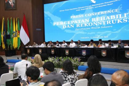 Ketua Satuan Tugas (Kasatgas) Percepatan Rehabilitasi dan Rekonstruksi (PRR) Pascabencana Wilayah Sumatera, Muhammad Tito Karnavian (tengah), dalam Konferensi Pers di Gedung Sasana Bhakti Praja, Kantor Pusat Kemendagri, Jakarta, Rabu (11/2/2026). (Foto: Satgas PRR)
