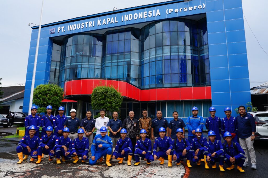 Program Pendidikan Kecakapan Kerja (PKK) Kemendikdasmen menjadi salah satu jalur strategis untuk menyiapkan sumber daya manusia terampil yang dibutuhkan sektor galangan kapal nasional. Hal itu mengemuka saat serah terima 18 peserta magang dari Inlastek Welding Institute ke PT Industri Kapal Indonesia (IKI) di Makassar, Senin (2/2/2026).