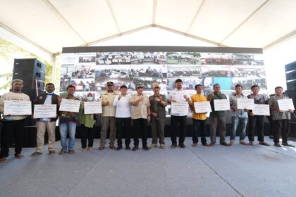 Ketua Satuan Tugas Percepatan Rehabilitasi dan Rekonstruksi (PRR) Pascabencana Sumatera, Muhammad Tito Karnavian (tengah), dalam kegiatan penyerahan bantuan perbaikan rumah rusak ringan (RR) dan rusak sedang (RS) yang dilakukan serentak dan dipimpin Menteri Koordinator Bidang Pembangunan Manusia dan Kebudayaan Pratikno secara hybrid dari Tapanuli Utara, Jumat (13/2/2026).