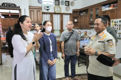 Mendagri Tito Karnavian dan Wamendagri Wiyagus langsung menuju rumah duka setibanya dari Aceh. Saat itu, keduanya baru saja meninjau lokasi bencana di Aceh Tamiang dalam kapasitas Tito sebagai Ketua Satgas Percepatan Rehabilitasi dan Rekonstruksi Pascabencana Sumatera.
