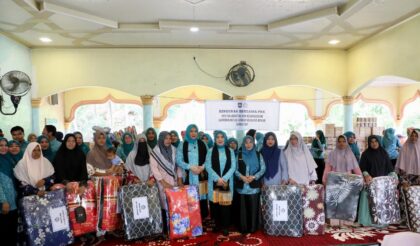 Ketua Umum Tim Penggerak Pemberdayaan dan Kesejahteraan Keluarga (TP PKK) Tri Tito Karnavian turun langsung menyalurkan bantuan bagi warga terdampak banjir bandang dan tanah longsor di Kabupaten Bireuen, Aceh.