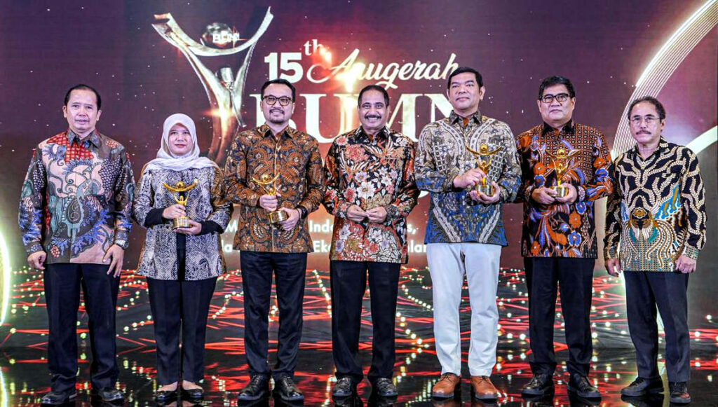 Tiga penghargaan yang diraih Pertamina Patra Niaga ini diberikan sebagai bentuk apresiasi kepada perusahaan BUMN dan para CEO yang berkiprah bagi pertumbuhan bisnis berkelanjutan serta berkomitmen kuat dalam menjalankan transformasi perusahaan. (Foto: Dok RUZKA INDONESIA)