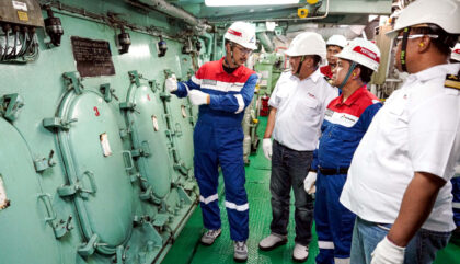 Selain meninjau operasional kapal, masih dalam agenda rangkaian Satuan Tugas Ramadan dan Idulfitri, jajaran Direksi juga mengunjungi SPBU 41.502.01 Ahmad Yani Semarang untuk melihat kesiapan layanan BBM bagi masyarakat menjelang mudik Lebaran. (Foto: Dok RUZKA INDONESIA)