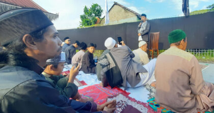 Bertindak sebagai imam dan khatib Ustadz Hasyim Musthofa, dengan khutbahnya yang menekankan pentingnya ukhuwah islamiyah yang harus terus dipupuk umat. (Foto: Dok RUZKA INDONESIA)