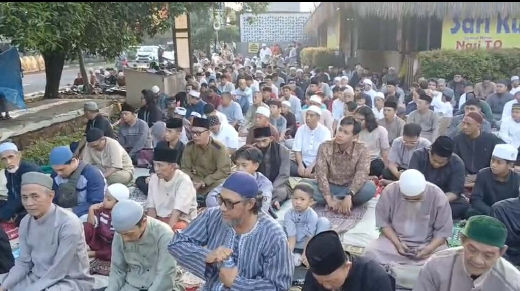 Sejumlah warga di Kota Depok mengikuti shalat Idulfitri yang berlangsung di halaman Sari Kuring, Jalan Juanda, Kamis (19/03/2026). (Foto: Dok RUZKA INDONESIA)