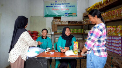 Melalui Women Smallholders Program, Musim Mas memperluas pemberdayaan perempuan hingga ke tingkat komunitas yang memperkuat kapasitas sosial dan ekonomi pekebun perempuan dan istri pekebun agar berdaya di keluarga, usaha, dan komunitas, melalui pelatihan Nutrisi dan Kesehatan Keluarga, Literasi Keuangan, serta bisnis rumahan. (Foto: Dok RUZKA INDONESIA)