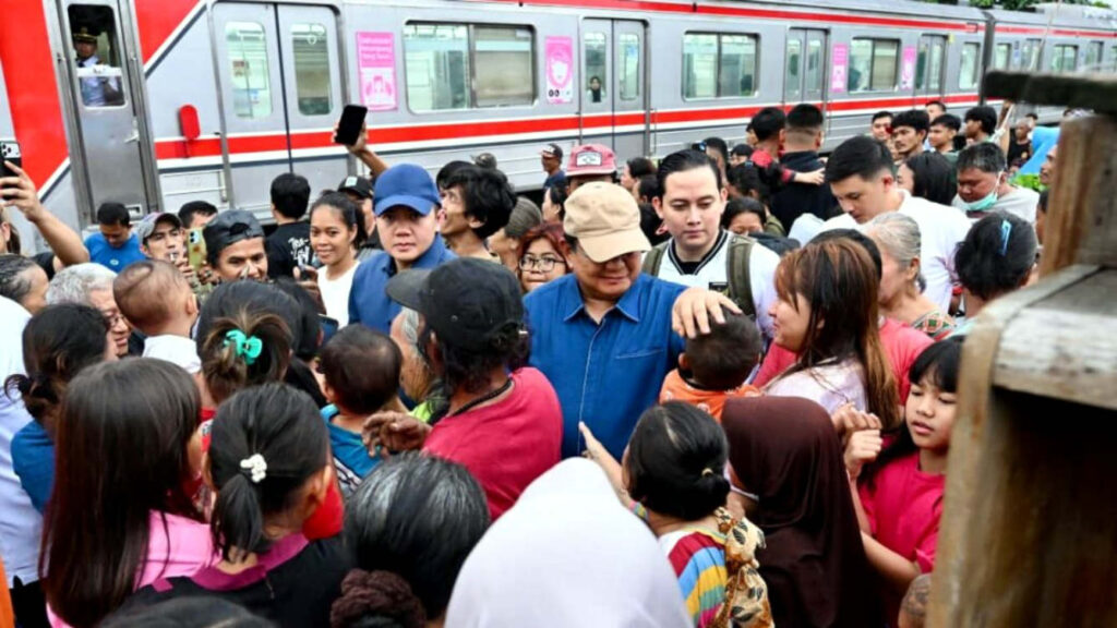 Presiden RI Prabowo Subianto menyapa warga di pinggir rel di kawasan Kelurahan Kramat, Kecamatan Senen, Jakarta Pusat, Kamis (26/3/2026) sore. (Foto: Dok RUZKA INDONESIA)