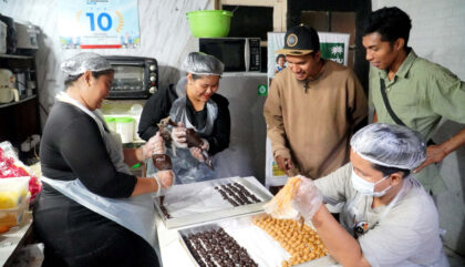 Salah satu kisah sukses binaan datang dari Papua lewat produk Sasagu yang tidak hanya menghadirkan cookies, tepung premix, hingga cake berbasis sagu, tetapi juga membangun ekosistem usaha bersama petani dan mama-mama Papua. (Foto: Dok RUZKA INDONESIA)