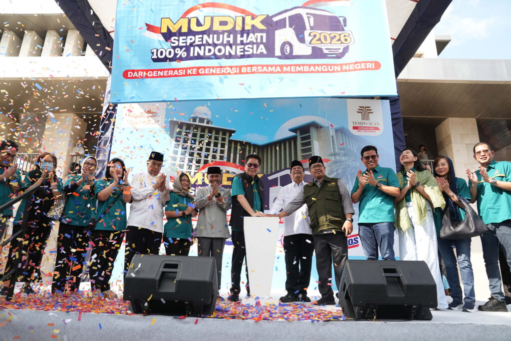 Executive Chairman & Founder Tempo Scan Group, Handojo S Muljadi dan Wakil Menteri Perhubungan RI, Suntana melepas peserta mudik sebanyak 52 bus untuk 3.000 peserta yang diberangkatkan dari Jakarta, Ahad (15/03/2026), menuju berbagai kota di Pulau Jawa dan Sumatera. (Foto: Dok RUZKA INDONESIA)