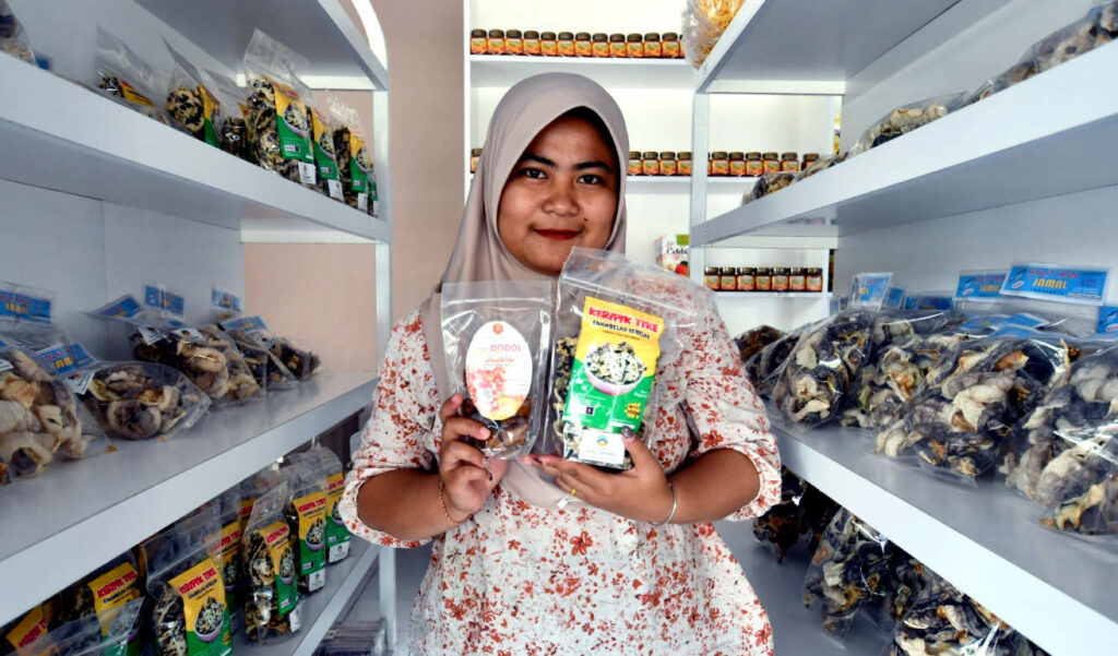 Teras Balongan merupakan inovasi Pertamina mendukung produk unggulan UMKM lokal agar bisa memenuhi pasar. (Foto: Dok RUZKA INDONESIA)