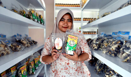 Teras Balongan merupakan inovasi Pertamina mendukung produk unggulan UMKM lokal agar bisa memenuhi pasar. (Foto: Dok RUZKA INDONESIA)