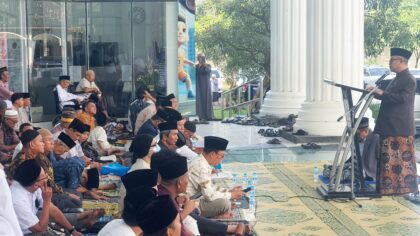 Mendikdasmen RI Prof. Dr. Abdul Mu’ti mengingatkan pentingnya merawat toleransi dan membangun kehidupan yang sehat di tengah dinamika bangsa dan perubahan global yang kian cepat. Pesan itu ia sampaikan saat menjadi khotib Salat Idul Fitri di Kampus Universitas Muhammadiyah Kudus (UMKU), Jawa Tengah, Jumat (20/3/2026). (Foto: Gebrak.id)