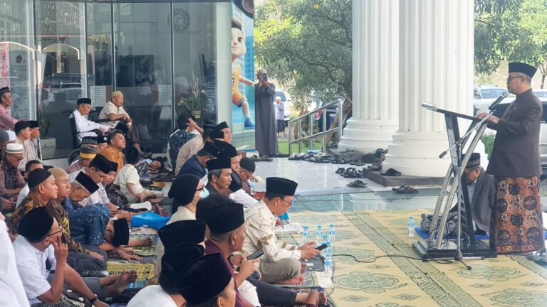 Mendikdasmen RI Prof. Dr. Abdul Mu’ti mengingatkan pentingnya merawat toleransi dan membangun kehidupan yang sehat di tengah dinamika bangsa dan perubahan global yang kian cepat. Pesan itu ia sampaikan saat menjadi khotib Salat Idul Fitri di Kampus Universitas Muhammadiyah Kudus (UMKU), Jawa Tengah, Jumat (20/3/2026). (Foto: Gebrak.id)
