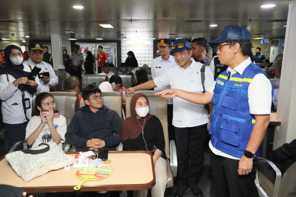 Menteri Dalam Negeri (Mendagri) Tito Karnavian meninjau langsung kesiapan arus mudik Lebaran 2026 di Pelabuhan Merak, Jumat (13/3/2026). Kunjungan tersebut dilakukan untuk memastikan layanan transportasi penyeberangan siap menghadapi lonjakan pemudik dari Pulau Jawa menuju Sumatera.