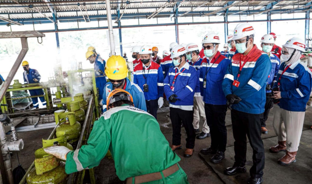 Pertamina Patra Niaga bersama Dirjen Migas Kementerian ESDM melakukan pengecekan langsung terhadap berat LPG dalam tabung untuk memastikan kesesuaian sebelum disalurkan kepada masyarakat. (Foto: Dok RUZKA INDONESIA)