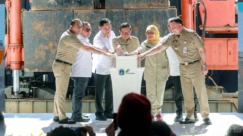Gubernur DKI Jakarta Pramono Anung melakukan peletakan batu pertama atau groundbreaking revitalisasi Pasar Gardu Asem di Jakarta Pusat dan Pasar Kramat Jaya di Jakarta Utara. Groundbreaking revitalisasi ini dilakukan di Pasar Gardu Asem, Kemayoran, Jakarta Pusat, Senin (06/04/2026). (Foto: Dok RUZKA INDONESIA)