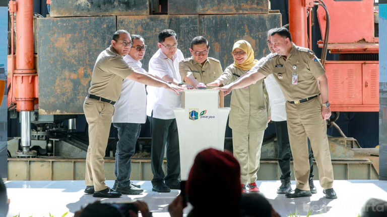 Gubernur DKI Jakarta Pramono Anung melakukan peletakan batu pertama atau groundbreaking revitalisasi Pasar Gardu Asem di Jakarta Pusat dan Pasar Kramat Jaya di Jakarta Utara. Groundbreaking revitalisasi ini dilakukan di Pasar Gardu Asem, Kemayoran, Jakarta Pusat, Senin (06/04/2026). (Foto: Dok RUZKA INDONESIA)