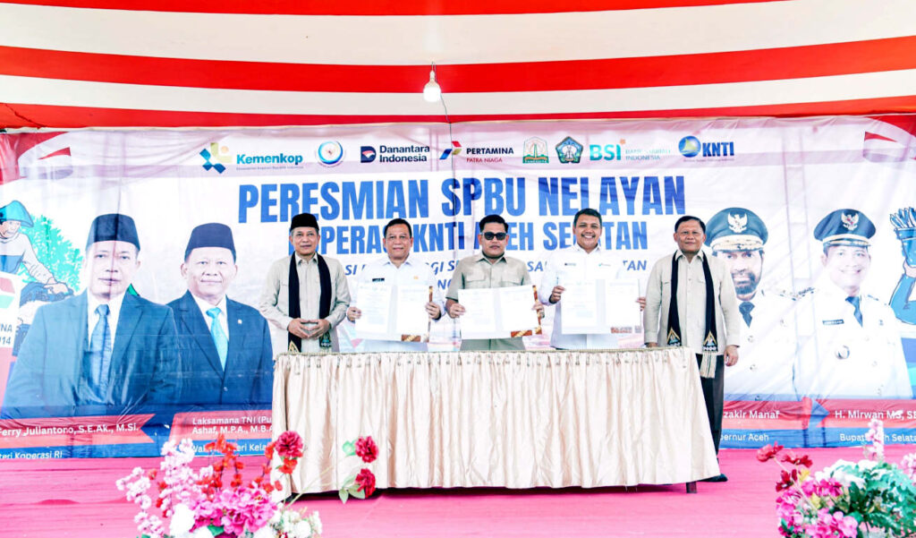 Pertamina Patra Niaga bersama Kementerian Koperasi serta Kementerian Kelautan dan Perikanan meresmikan Stasiun Pengisian Bahan Bakar Umum Nelayan (SPBUN) di Kecamatan Bakongan Timur, Kabupaten Aceh Selatan, pada Selasa (28/04/2026). (Foto: Dok RUZKA INDONESIA)