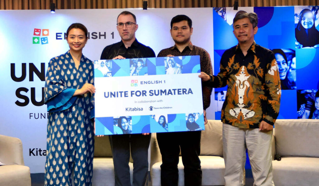 English 1 berkolaborasi dengan KitaBisa dan Save the Children Indonesia memggelar penggalangan dana bertajuk English 1 Unite for Sumatera untuk membantu anak-anak terdampak banjir Sumatera. (Foto: Dok RUZKA INDONESIA)