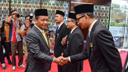 Direktur Optimasi Hilir & Distribusi Pertamina Patra Niaga Hari Purnomo dianugerahi penghargaan Satyalancana Pembangunan Tahun 2025 sebagai pegawai di lingkungan BUMN sektor energi yang dinilai berdedikasi dan berkontribusi dalam pembangunan sektor energi nasional. (Foto: Dok RUZKA INDONESIA)