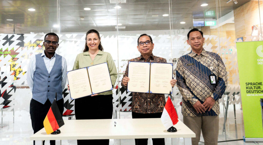 Direktur Goethe-Institut Wilayah Asia Tenggara, Australia, dan Selandia Baru Constanze Michel dan Sekretaris Utama Perpustakaan Nasional Republik Indonesia Joko Santoso menandatangani nota kesepahaman yang disaksikan Duta Besar Republik Federal Jerman untuk Indonesia Ralf Beste. (Foto: Goethe-Institut Indonesien/Dok RUZKA INDONESIA)