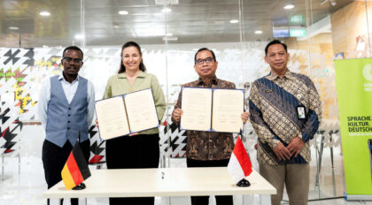 Direktur Goethe-Institut Wilayah Asia Tenggara, Australia, dan Selandia Baru Constanze Michel dan Sekretaris Utama Perpustakaan Nasional Republik Indonesia Joko Santoso menandatangani nota kesepahaman yang disaksikan Duta Besar Republik Federal Jerman untuk Indonesia Ralf Beste. (Foto: Goethe-Institut Indonesien/Dok RUZKA INDONESIA)