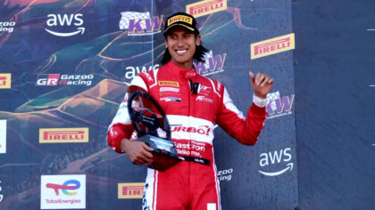 Dengan semangat juang tinggi, pembalap Sean Gelael berhasil melakukan comeback hingga finis di posisi ketiga secara keseluruhan, serta posisi kedua di kelas Silver di ajang GT World Challenge Asia di Sirkuit Pertamina Mandalika, Sabtu (02/05/2026). (Foto: Dok RUZKA INDONESIA)