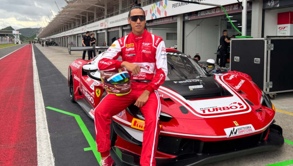 Pembalap Sean Gelael yang akan berlaga di ajang GT World Challenge Asia (GTWCA) 2026 di Pertamina Mandalika International Circuit, turut merepresentasikan brand Pertamina sebagai brand ambassador untuk Pertamax Turbo, SPBU Pertamina, dan Pertamina Fastron yang mendukung performa dan mobilitas di berbagai lini, termasuk motorsport. (Foto: Dok RUZKA INDONESIA)
