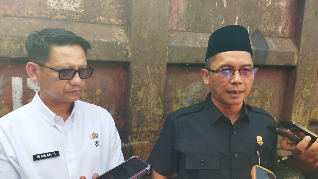 Ketua Komisi III DPRD Majalengka dan Kadis LH ditemui awak media di workshop DLH usai kunjungan. (Foto: Eko Widiantoro)