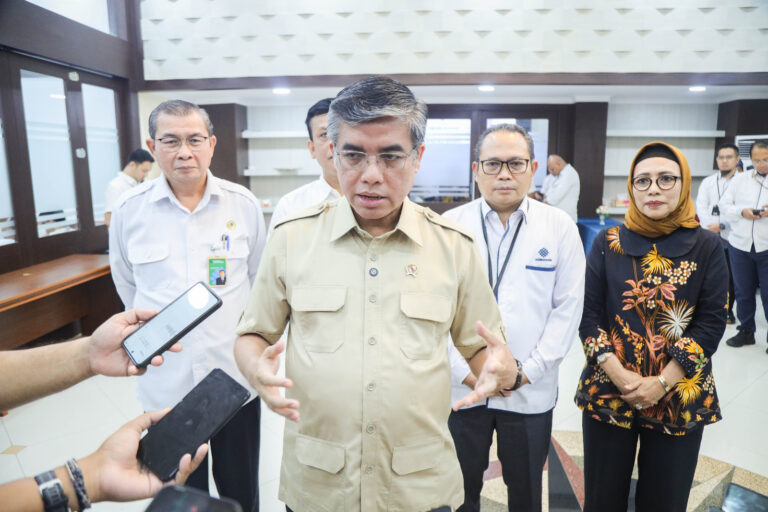 Menteri Ketenagakerjaan (Menaker) Yassierli mengatakan bahwa penguatan kompetensi Ahli K3 menjadi bagian penting dalam mendukung transformasi dunia kerja yang semakin dinamis dan berisiko tinggi.