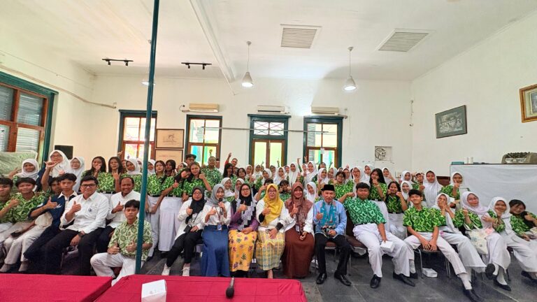 Dosen Sains Aktuaria Universitas Pertamina (UPER), Syukrio Idaman, M.Si, menyatakan pentingnya kepastian perlindungan di sektor transportasi umum. Tampak dalam gambar adalah kegiatan Program Literasi Keuangan bagi Siswa SMKN 27 Jakarta oleh Prodi Aktuaria Universitas Pertamina pada 2025 lalu. (Foto: Dok. UPER)