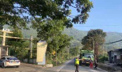 Terkait mogoknya sebuah truk memicu kemacetan, Polisi melakukan evakuasi dan pengaturan lalu lintas di TPA Pasir Bajing Leles Garut. (Foto Dok. Ridwan)