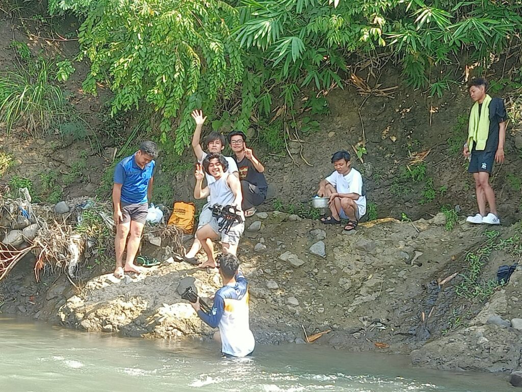 Tujuh orang mahasiswa UKRI Bandung bersiap menikmati sejuk dan jernihnya air sungai Cipasarangan Leuwi Gunung Manglieuk Desa Cikelet Kecamatan Cikelet Kabupaten Garut. (Foto Dok. Ridwan)