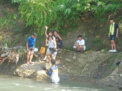 Tujuh orang mahasiswa UKRI Bandung bersiap menikmati sejuk dan jernihnya air sungai Cipasarangan Leuwi Gunung Manglieuk Desa Cikelet Kecamatan Cikelet Kabupaten Garut. (Foto Dok. Ridwan)