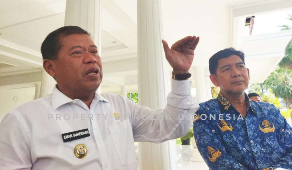 Bupati Majalengka, Eman Suherman didampingi Sekdis PUTR, Mamat Surahmat di Pendopo. (Foto: Dok Eko Widiantoro)