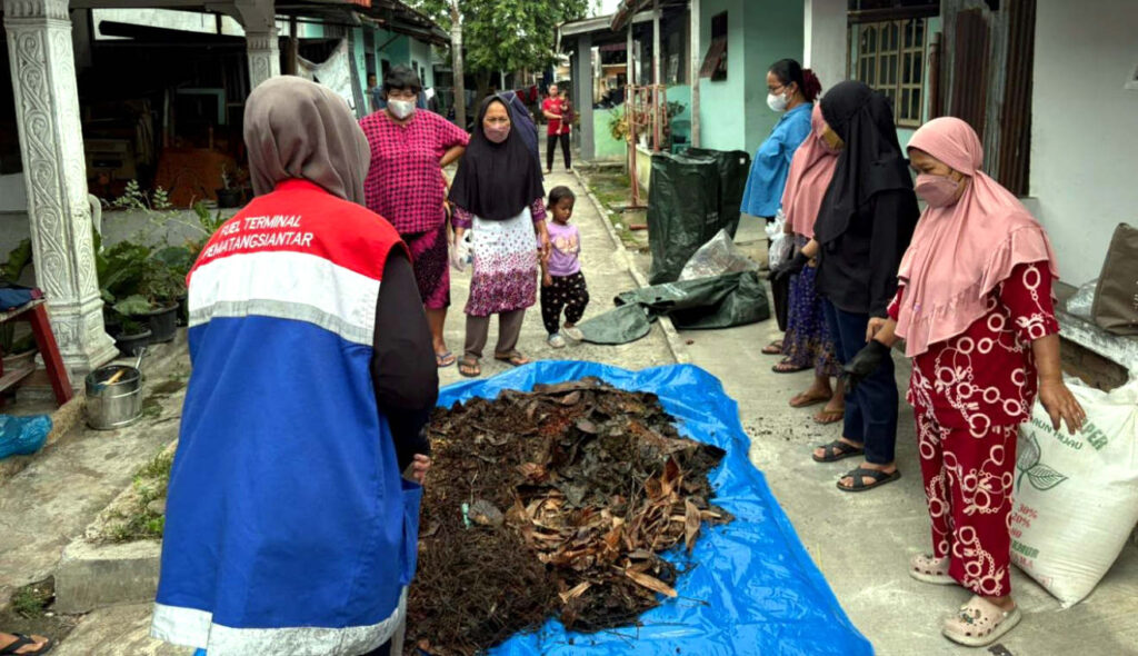 Pertamina Patra Niaga melalui Fuel Terminal Pematang Siantar mengembangkan program Siantar Habonaron, sebuah model urban farming terpadu yang mengoptimalkan lahan pekarangan rumah masyarakat untuk mendukung ketahanan pangan keluarga. (Foto: Dok RUZKA INDONESIA)