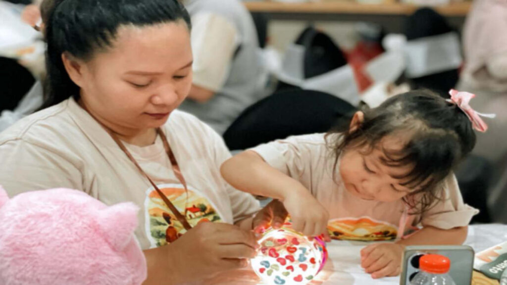 Berbagai aktivitas interaktif dihadirkan selama berlangsungnya family gathering yang digelar Let’s Grow Montessori School, seperti circle time, fun games, hingga sesi time capsule yang setiap kegiatan dirancang bukan hanya untuk menghadirkan keseruan, tetapi juga pengalaman emosional yang bermakna bagi setiap keluarga. (Foto: Dok RUZKA INDONESIA)