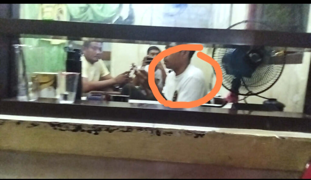 Salah satu oknum sekuriti DPRD Majalengka yang sedang asyik main HP di pos jaga. (Foto: Dok Eko Widiantoro)