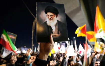 Warga Iran mengantarkan jenazah Pemimpin Tertinggi Ali Khamenei ke pemakaman. (Foto: Hadi Mizban/AP)