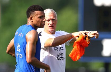 Pelatih Timnas Prancis, Didier Deschamps (kanan), bersama Kylian Mbappé. (Foto: Peter Cziborra/Reuters)