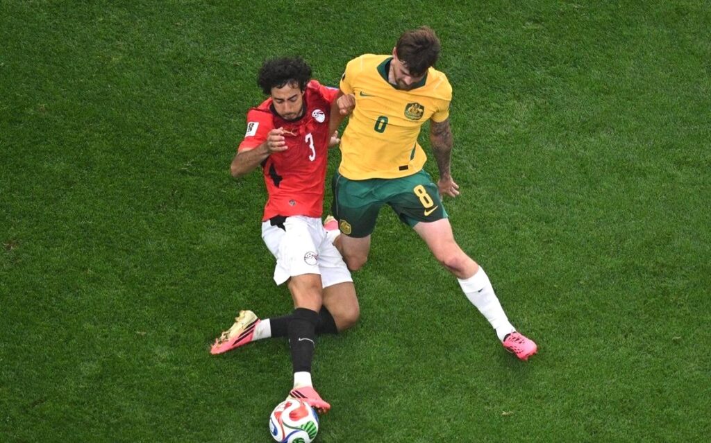 Mohamed Hany dan Connor Metcalfe berebut bola dalam laga babak 32 besar Piala Dunia antara Australia dan Mesir di Arlington, Texas, dekat Dallas, Jumat (03/07/2026). (Foto: AP/Jessica Tobias)