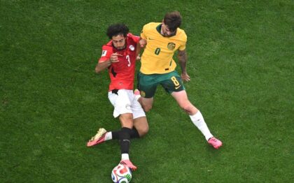 Mohamed Hany dan Connor Metcalfe berebut bola dalam laga babak 32 besar Piala Dunia antara Australia dan Mesir di Arlington, Texas, dekat Dallas, Jumat (03/07/2026). (Foto: AP/Jessica Tobias)