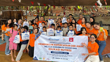 Program Pengabdian Kepada Masyarakat (PKM) dalam rangka merayakan Orange's Day 27th dijalankan kelompok mahasiswa Fakultas Ilmu Komunikasi (Fikom) Universitas Esa Unggul sebagai bentuk kontribusi nyata mahasiswa dalam mendukung poin ke-4 Sustainable Development Goals (SDGs), yaitu Quality Education (Pendidikan Berkualitas) bagi anak-anak usia sekolah di area marginal. (Foto: Dok RUZKA INDONESIA)