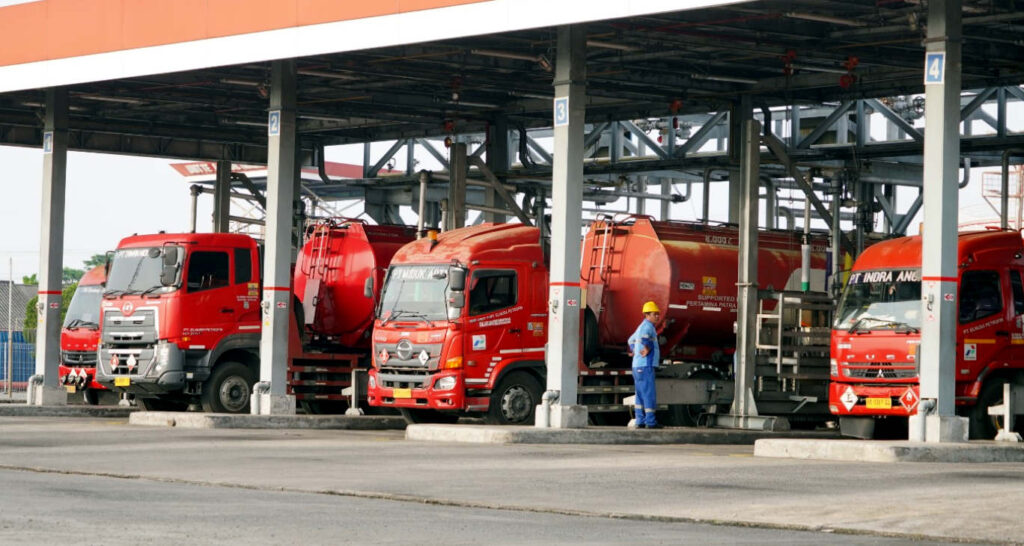 Pertamina Patra Niaga menambah 10 unit mobil tangki operasional, 30 unit mobil tangki spot charter, serta memperkuat personel distribusi dengan tambahan 34 Awak Mobil Tangki (AMT) dari Fuel Terminal terdekat dan dukungan 16 personel dari Bekangdam. (Foto: Dok RUZKA INDONESIA)