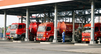 Pertamina Patra Niaga menambah 10 unit mobil tangki operasional, 30 unit mobil tangki spot charter, serta memperkuat personel distribusi dengan tambahan 34 Awak Mobil Tangki (AMT) dari Fuel Terminal terdekat dan dukungan 16 personel dari Bekangdam. (Foto: Dok RUZKA INDONESIA)
