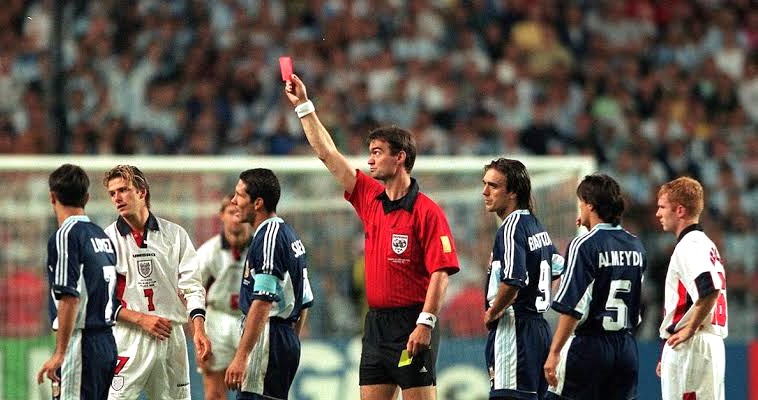 David Beckham menerima kartu merah pada laga Inggris dan Argentina di Piala Dunia 1998. (Foto: Darren Walsh)
