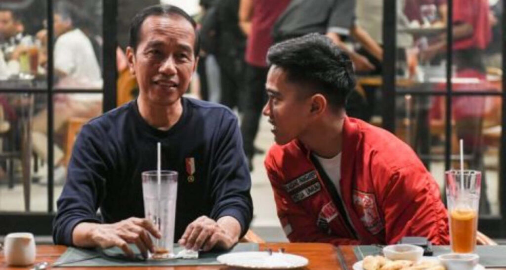 Mantan Presiden RI Joko Widodo (Jokowi) bersama putranya yang juga Ketua Umum Partai Solidaritas Indonesia (PSI), Kaesang Pangarep. (Foto: Dok RUZKA INDONESIA)