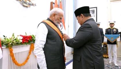 Presiden RI, Prabowo Subianto, menganugerahkan tanda kehormatan Bintang Adipurna kepada Perdana Menteri Republik India, Narendra Modi, Selasa (07/07/2026). (Foto: BPMI Setpres)