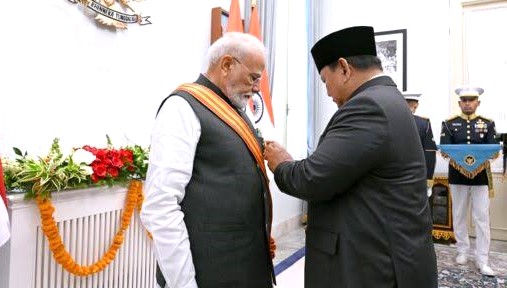 Presiden RI, Prabowo Subianto, menganugerahkan tanda kehormatan Bintang Adipurna kepada Perdana Menteri Republik India, Narendra Modi, Selasa (07/07/2026). (Foto: BPMI Setpres)