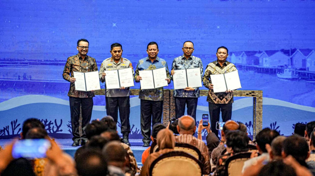 Komitmen mendukung pengembangan Kampung Nelayan Merah Putih melalui penyediaan dan penyaluran bahan bakar minyak (BBM) di sentra nelayan, kampung nelayan, dan pelabuhan perikanan diwujudkan melalui penandatanganan kerja sama antara Direktur Jenderal Perikanan Tangkap KKP, Lotharia Latif, dengan Direktur Utama Pertamina Patra Niaga, Mars Ega Legowo Putra di Jakarta, Kamis (02/07/2026). (Foto: Dok RUZKA INDONESIA)